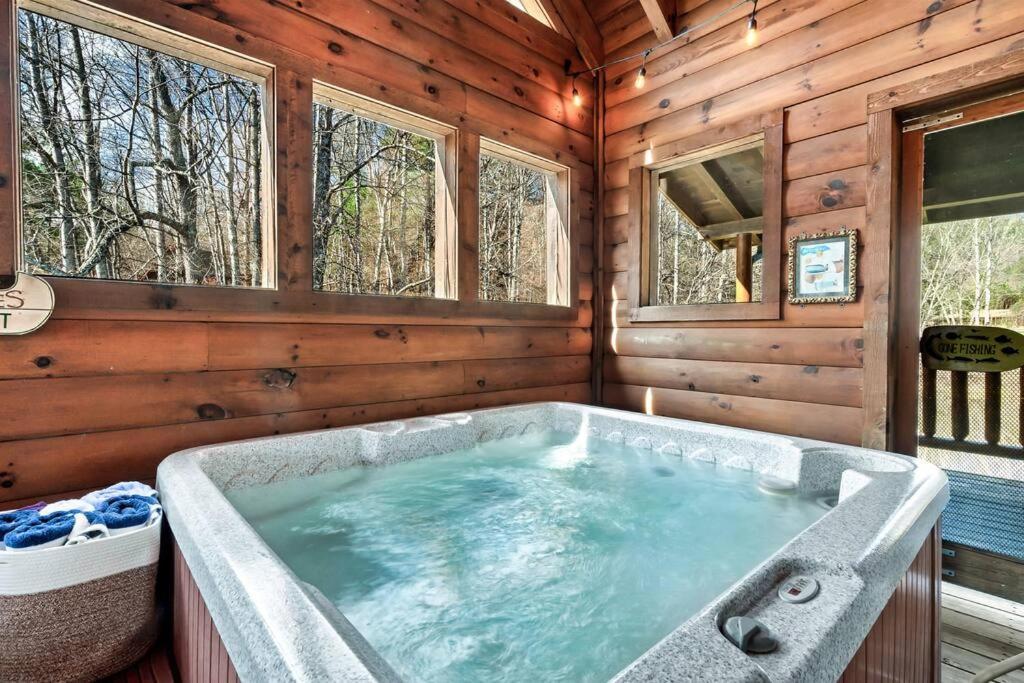 Willa Spectacular Mtns Views With Private Hot Tub With Pool Table And Private Pond Sevierville Zewnętrze zdjęcie
