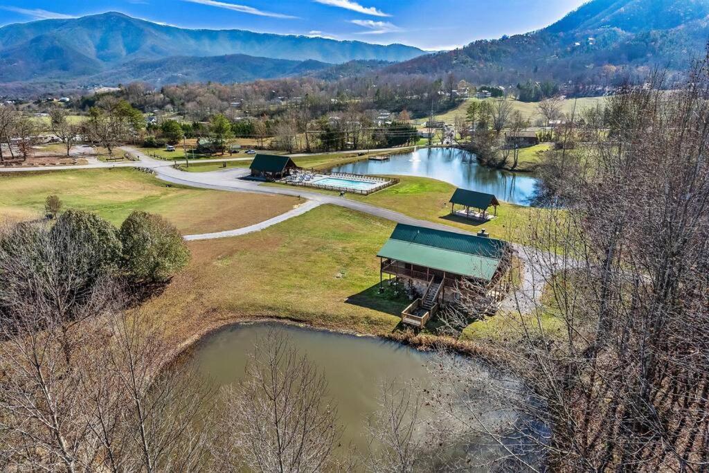 Willa Spectacular Mtns Views With Private Hot Tub With Pool Table And Private Pond Sevierville Zewnętrze zdjęcie